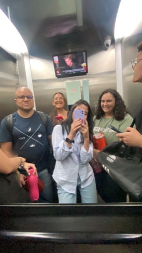 Equipe Grupo Gita no espelho do elevador