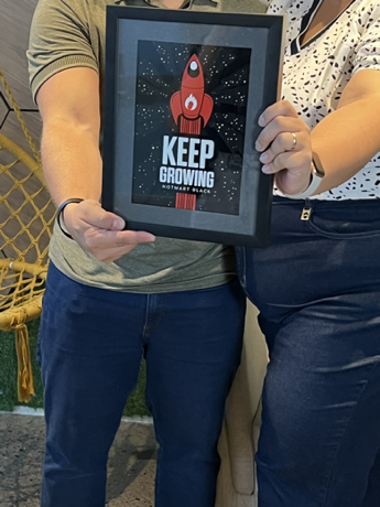 Quadro Keep Growing nas mãos