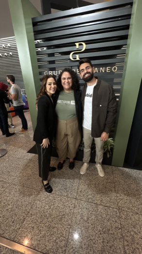 Membro da equipe trabalhando no computador